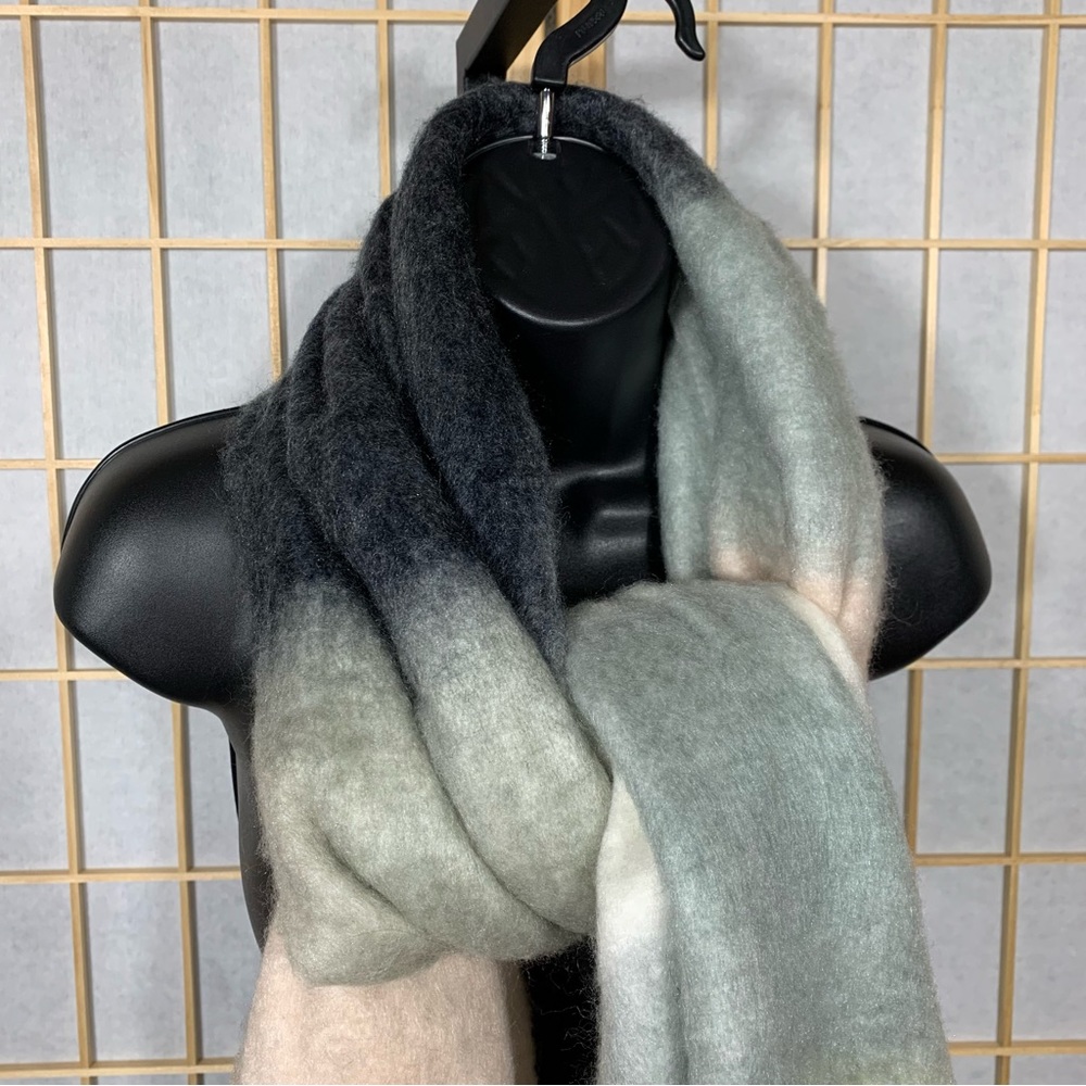 GAP -- Multicolor Gradient Scarf 🧣 - Picture 10 of 15